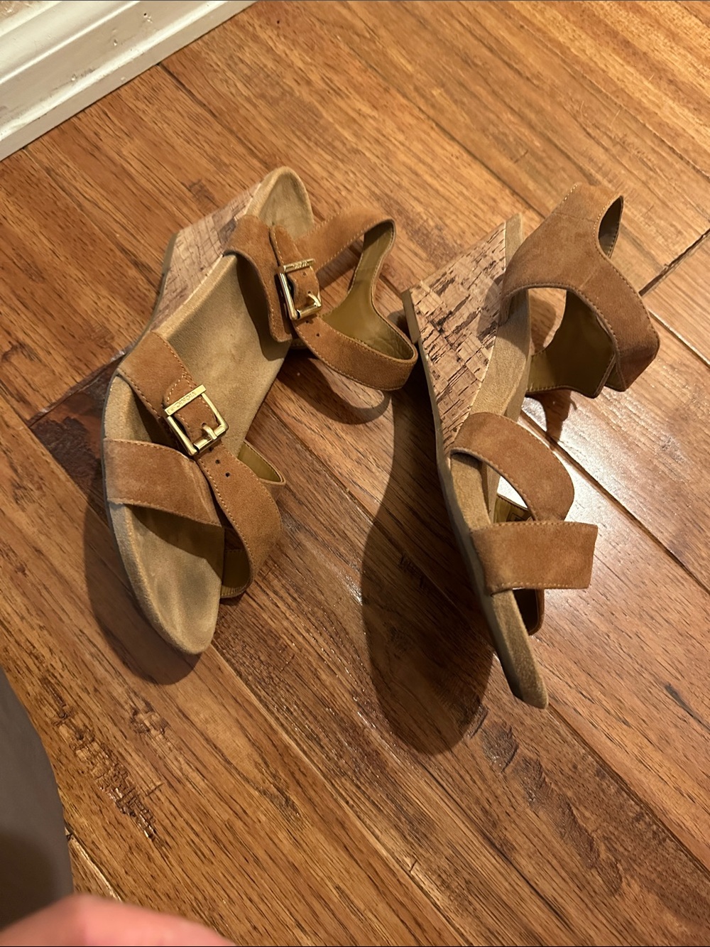 Vionic Tan Suede Wedge Sandals with Buckle Straps women’s 8.5 - Picture 4 of 5